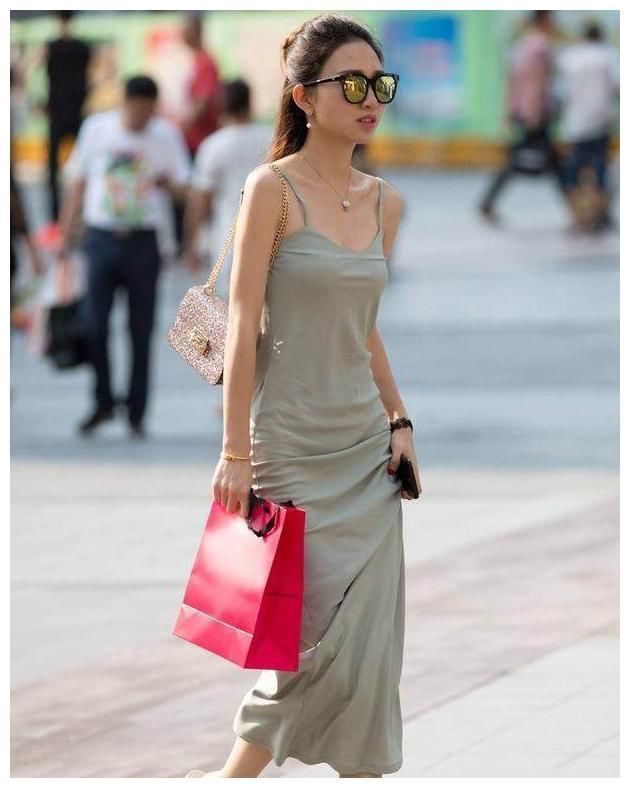 街拍:图1气质出众，图2恬静淑女，图3小蛮腰性感迷人!