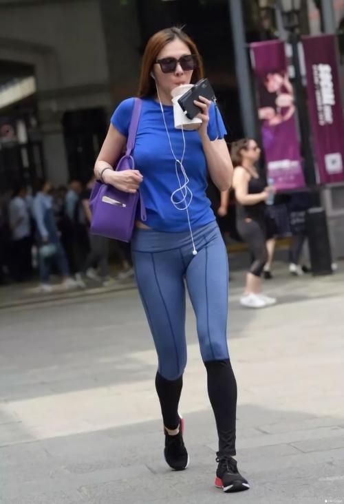 矮个子姑娘选择打底裤就是好,不仅好身材看得到关键是没有紧绷感