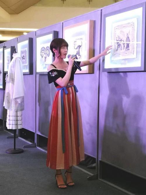 徐娇终于长大了，吊带裙性感又不失女人味，网友：美的冒泡