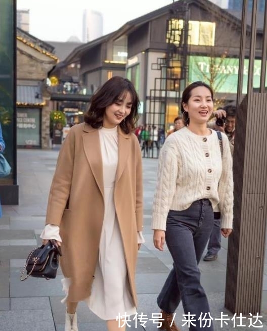  气质■街拍：温柔之至的美女，穿浅蓝色连衣裙，气质温婉动人