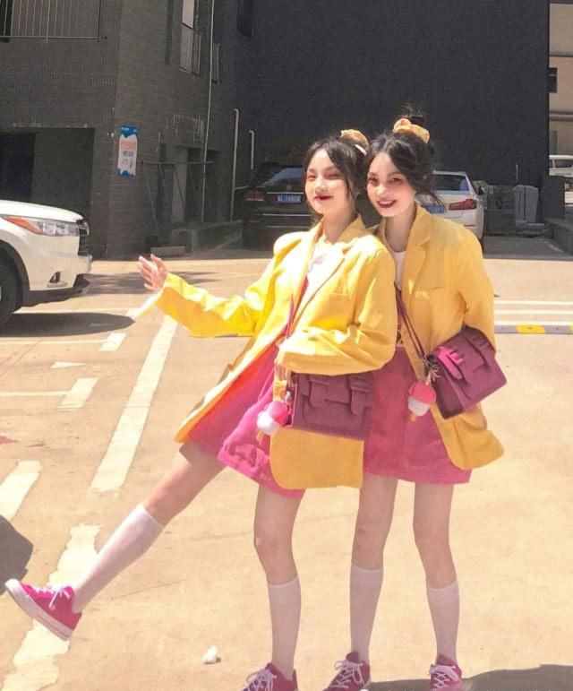  『可可馨』这一对“双胞胎＝鬼马精灵”，她们的穿搭就像艺术品一样！