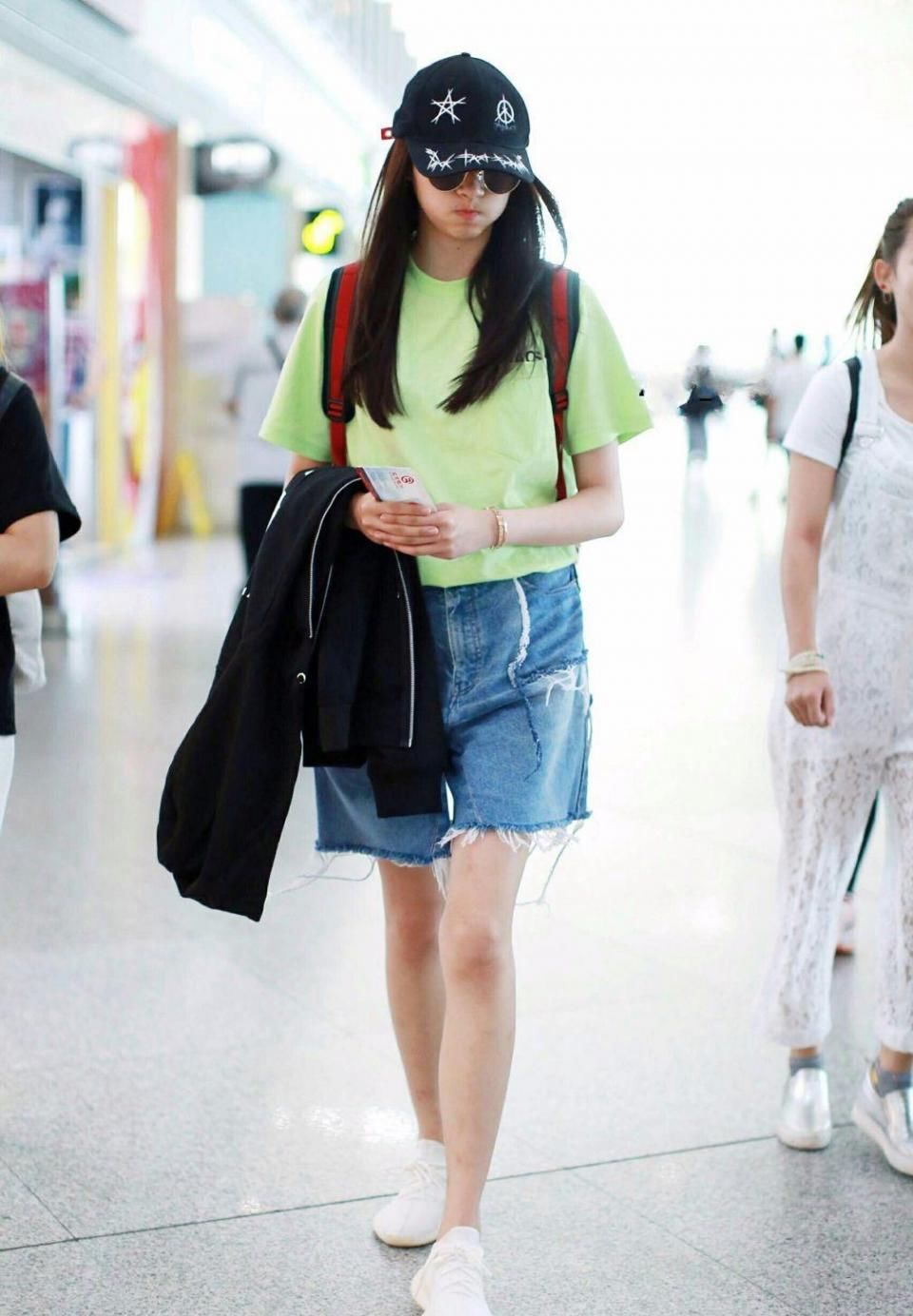 关晓彤真是够了，一身名牌穿成地摊货!网友:说好的明星气质呢?