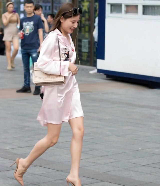 「 伸直」妹子穿后不敢伸直腿，建议：女生不要轻易穿“半脚高跟鞋”出门