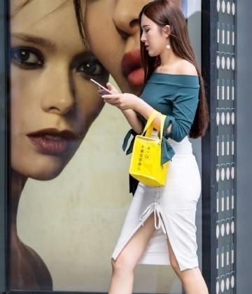  「女人」短裙尽显甜美风格，更有立体感，更突显女人优雅年轻的魅力