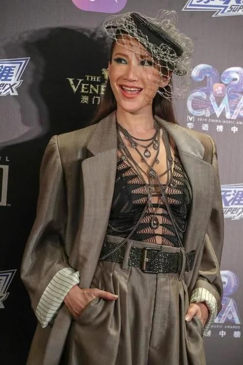  『内搭』天后李玟真放得开，穿西装直接敞开露出镂空衫，性感身材赚足眼球