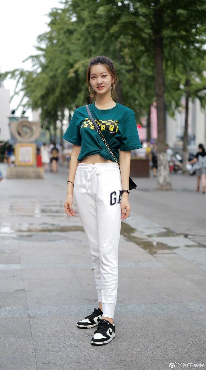 白色裤子，不管是修身款还是宽松款，其实都很有气质很优雅!
