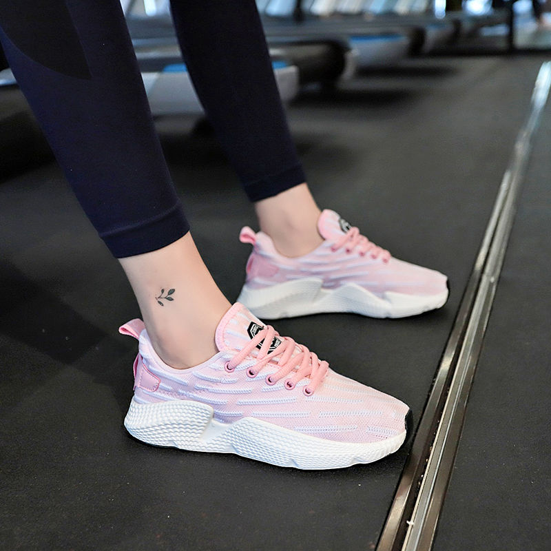 这女鞋刚上市就红了,一双比一双洋气,配上牛仔裤小脚裤咋穿咋美