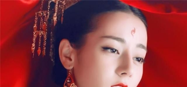  迪丽：女星红衣造型, 躲过了迪丽热巴, 绕过了鞠婧祎, 最后却败给了她