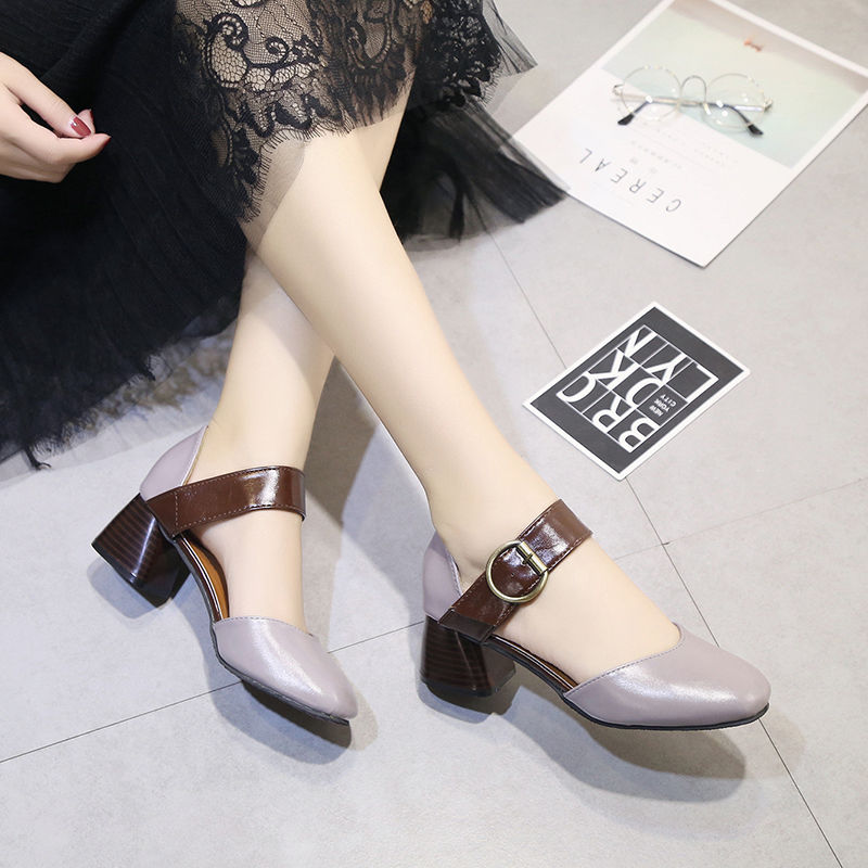 成熟中透露着小性感，时尚尖头高跟鞋，让你气质不一般