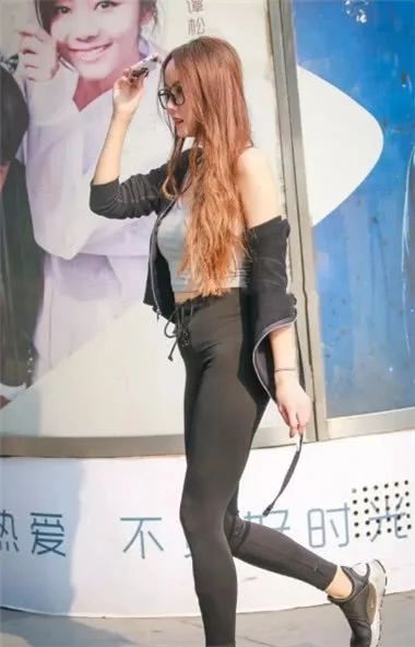 街拍紧身热裤小姐姐，运动风范姣好身材展现无遗