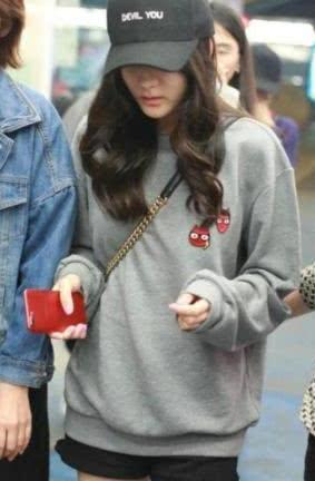 20岁关晓彤秀腿，26岁热巴秀腿，网友：鹿晗眼光果然没毛病！