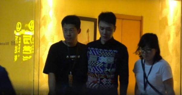 知情人又在头条爆料,赵丽颖拍广告小腹微凸孕味足