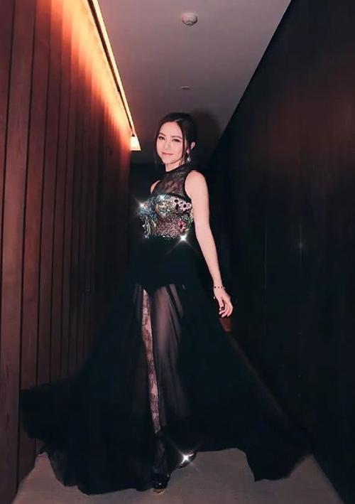 沈月精修图难掩粗腿，看阿娇baby邓紫棋如何用穿搭掩盖身材短板