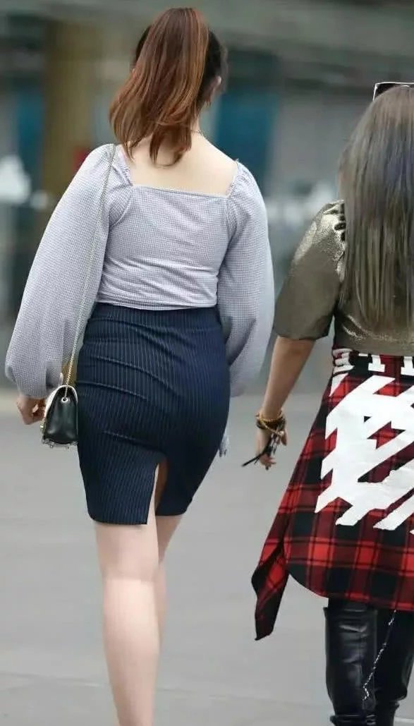 微胖轻熟女包臀裙裹出丰腴的臀线，大象腿粗壮有力，左右摇摆很有