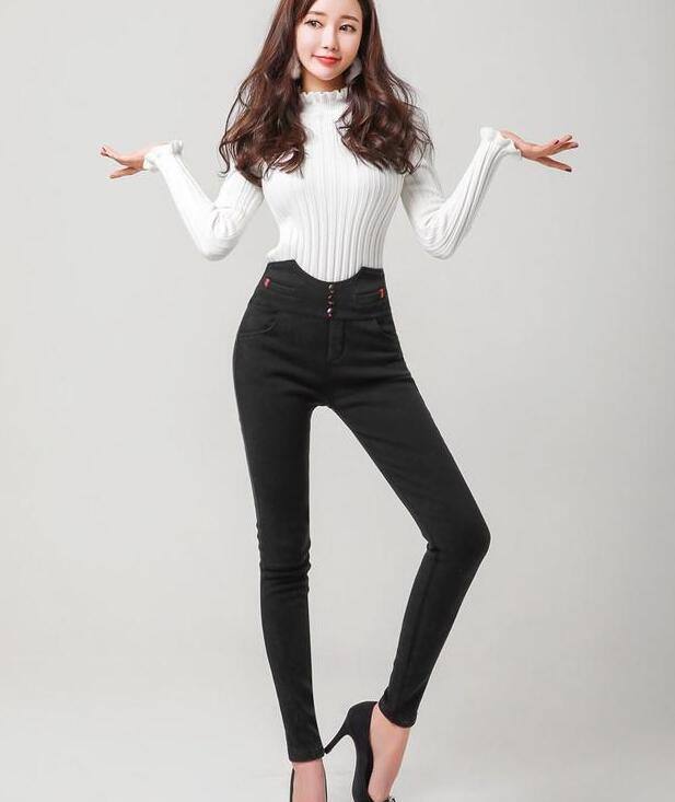 性感十足的紧身牛仔裤，多了几分女人的韵味，充满精致美感！