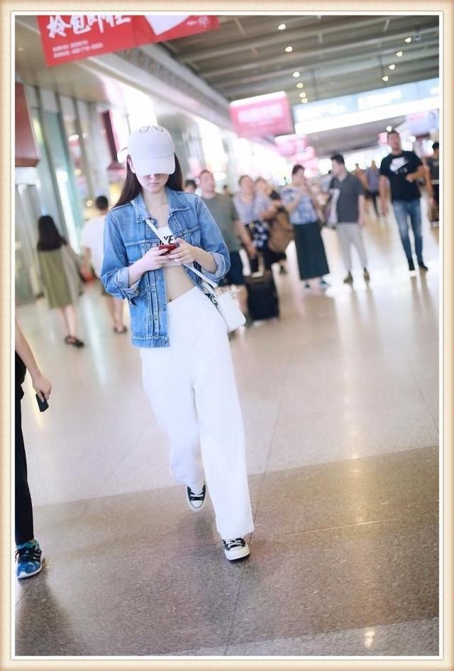 本以为穿小背心的张韶涵腰已经够细了，但看到乔欣，我沉默了！