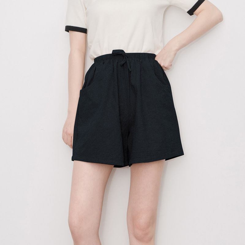 外出游玩穿裙子不方便!试试这样的小衫+棉麻裤，清凉透气超嫩美