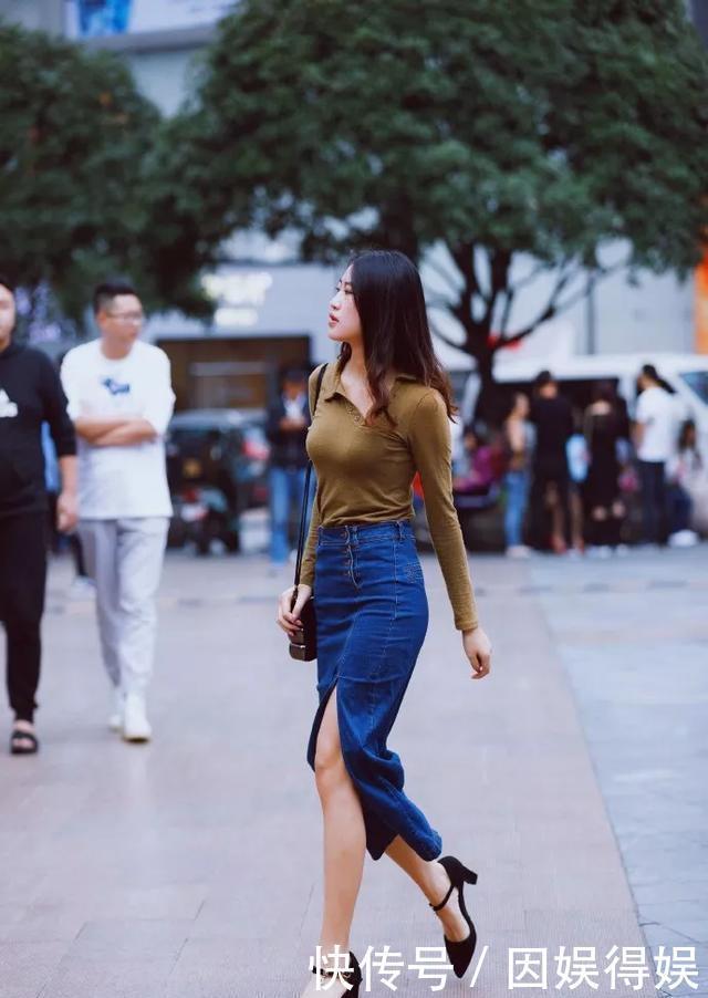  显得|小姐姐脚上搭配着一双尖头的高跟凉鞋，走在路上显得十分的有气质