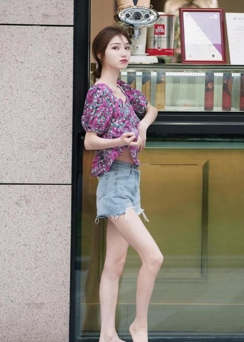  「宽松」路人街拍，小姐姐搭配一条超短牛仔裤，特别的时髦
