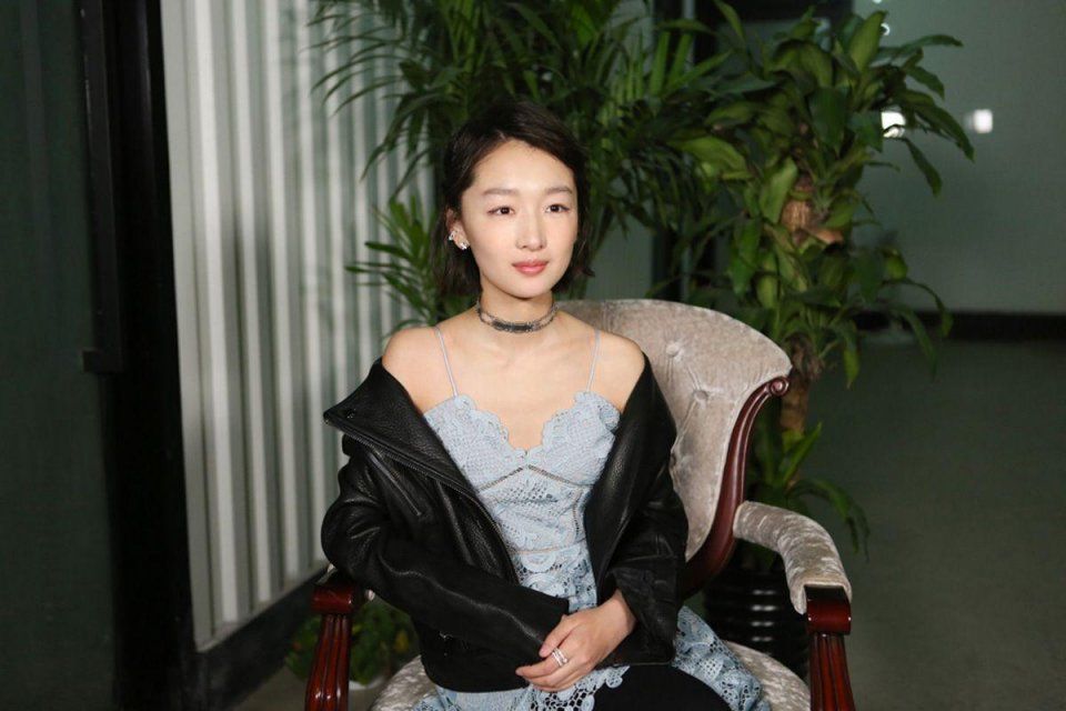 周冬雨你是真不会穿衣搭配啊，难怪身高还是那么矮!