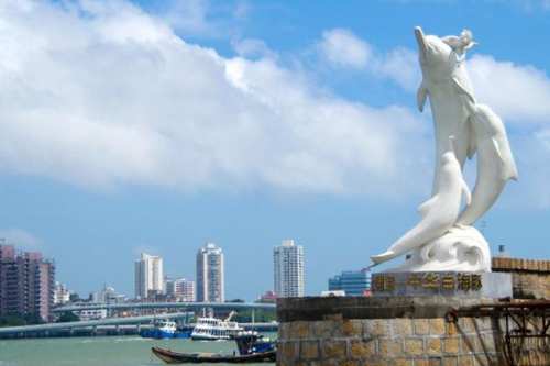 都是沿海省份，为什么福建省的经济发展，不如广东和浙江？