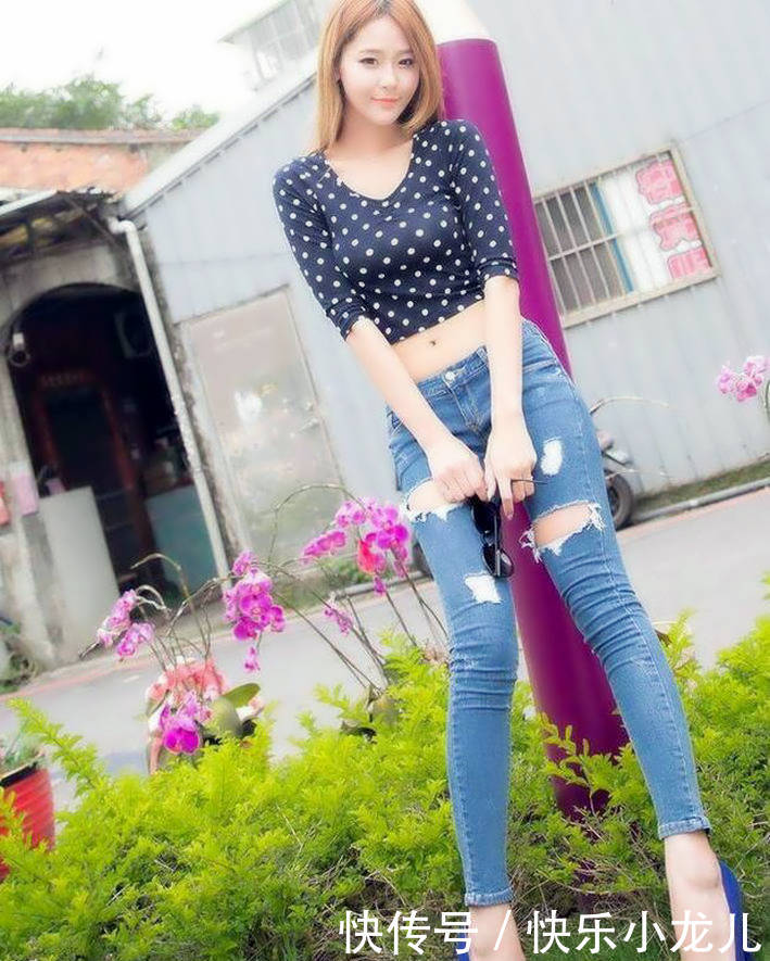 「气质」街拍:美女肤色超级得好,一款十分个性的露肩裙子很别具特色