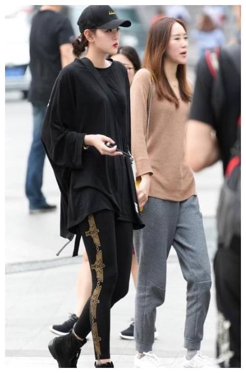 街拍:图九穿露脐装，传说中的“A4腰”，终于见识到了!