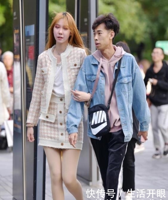 笑嫣然■街拍:语笑嫣然的美女,一件休闲上衣配牛仔热裤,清新靓丽迷人