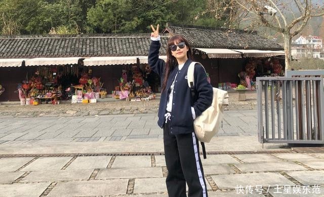 『少女』她是火箭少女的“小彩虹”,穿棒球服搭白T阔腿裤,腿长优越