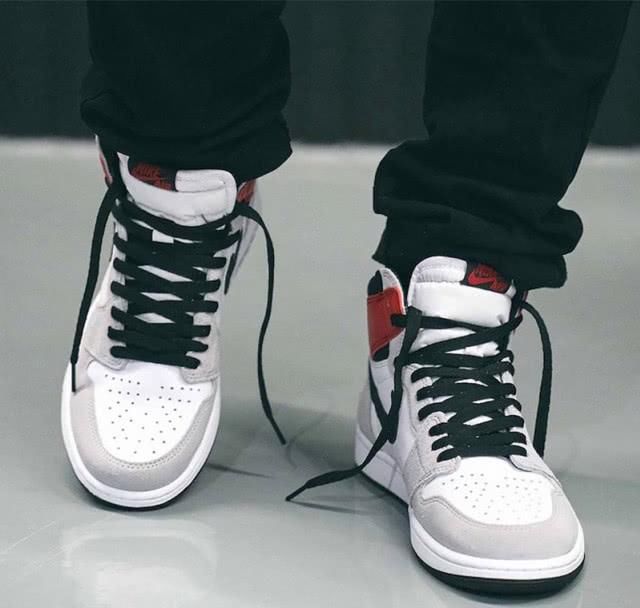 进化版:黑白灰的高级搭配还不够看,进化版高级配色AJ1来袭,这次mid还是输了