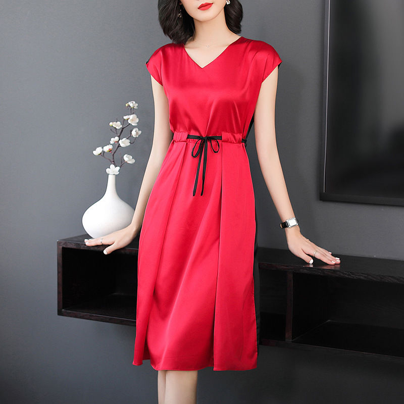 如今女人穿衣真大胆，深V装实力”真空“亮点满满，秀出傲人身材