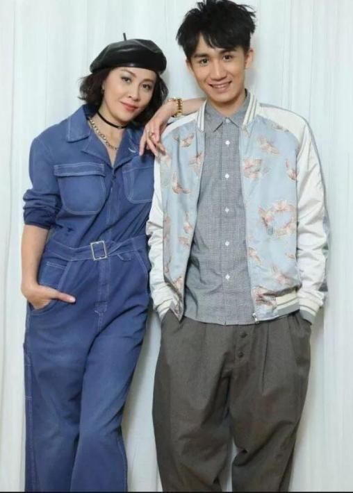 奶奶辈的刘嘉玲与王子文撞衫，网友：我还以为姐妹装呢！