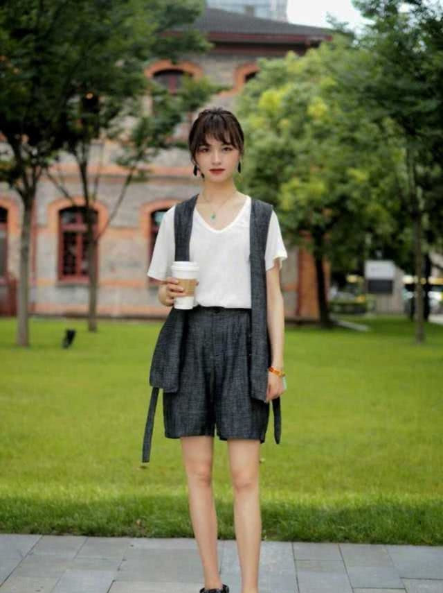  「白袜子」路人街拍,小姐姐穿着白袜子,这身打扮充满小可爱的气息!