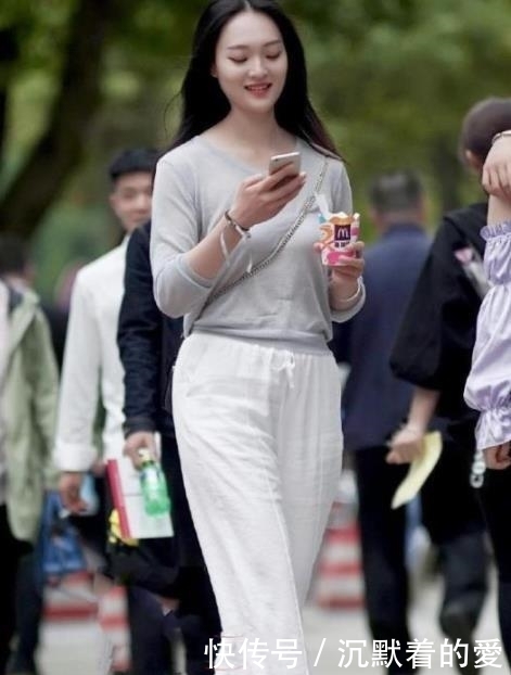 「清秀」街拍:身材出众傲人的小美女,容颜清秀甜美,好美