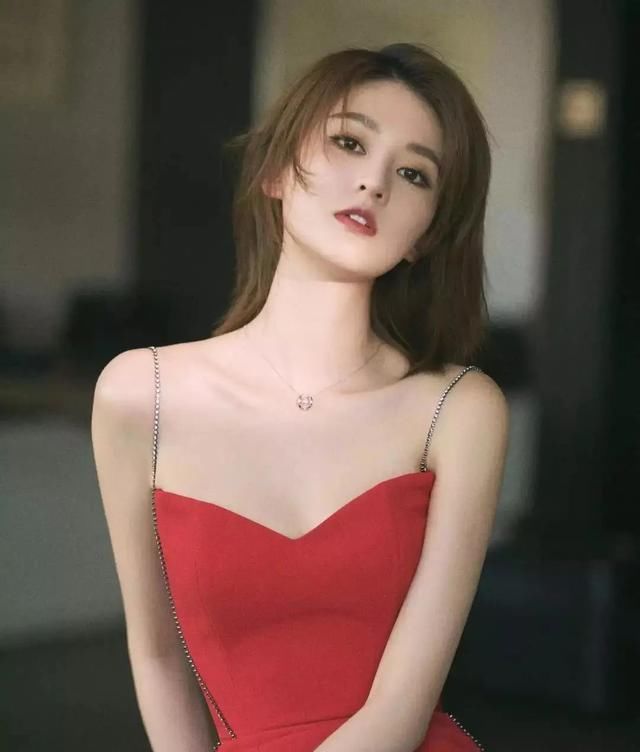  【细吊带】有哪些看起来好看,却很难穿得好看的衣服?