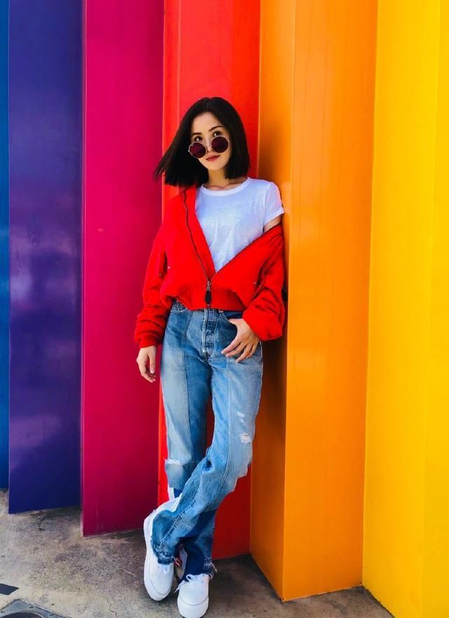 蔡卓妍真敢穿!这么宽松的裤子都能撑起来，网友:不勒的难受吗?