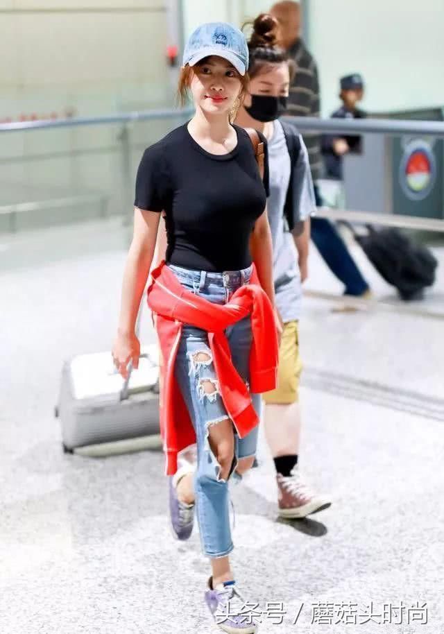 以为蔡依林胸前吸晴是惊艳，想不到背后更是亮点，露内衣是潮流！