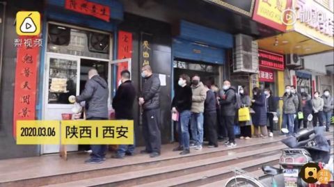  门口|“憋了40天”！西安肉夹馍店复工顾客买150个，门口排百米长队