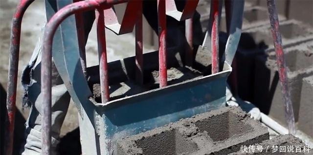 农村大叔发明简易制砖机,不耗油也不耗电,每小时生产150块砖头！