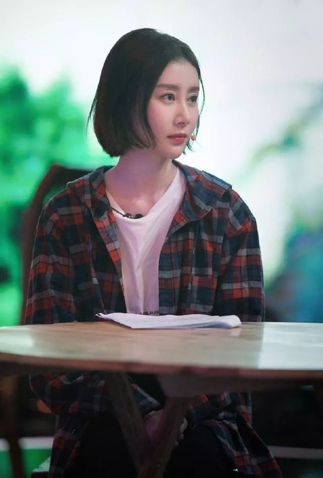 舒畅只是剪了摩卡波波头发型，人变美了还特别减龄，网友:她红了