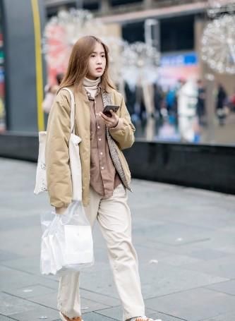  『长筒靴』路人街拍：美女腿型非常瘦，搭配黑色的长筒靴，格外的性感有魅力