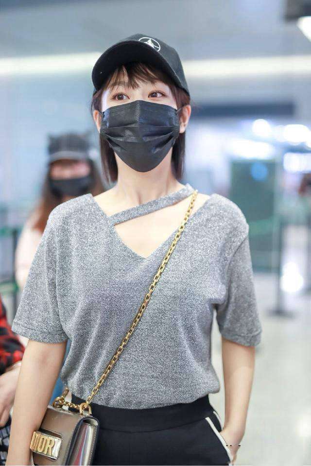 杨紫现身机场网友: 又瘦了, 一条运动裤穿出腿长一米八!