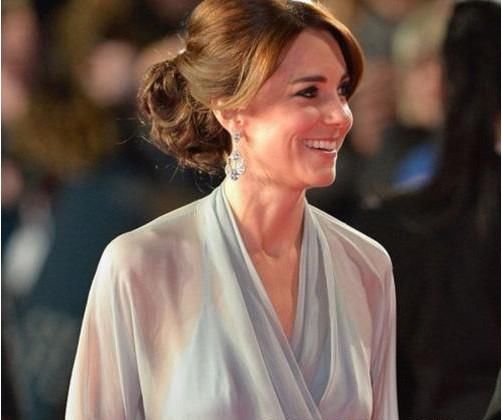 同样盘起头发,两位王妃都很优雅,可惜梅根却在这一细节输给凯特