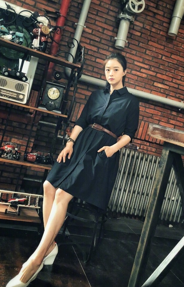 蒋欣为时尚真是拼了，裙子一长一短露出大白腿，瘦了就是任性！