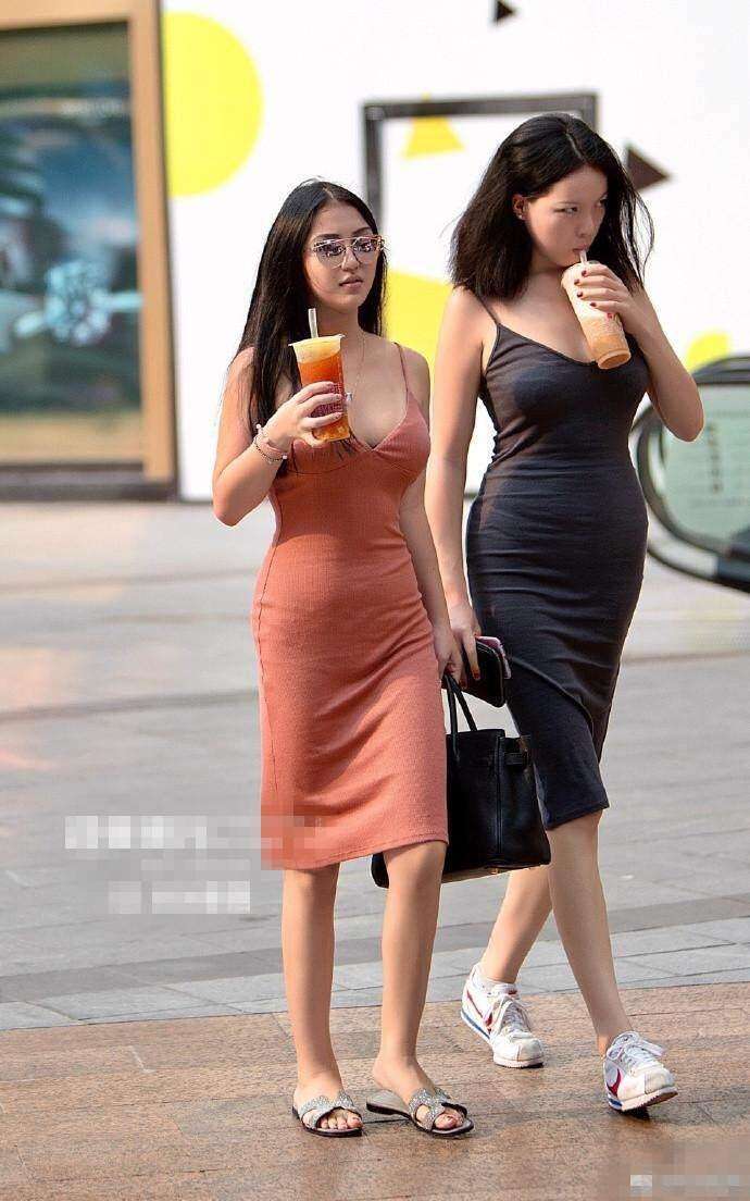 街拍: 一件裙子就足以将丰满的身材凸显出来