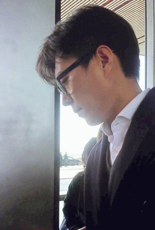 「丈夫」李佳晒丈夫早起照,靳东累得睁不开眼,还不忘搂着儿子