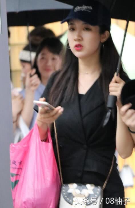 街拍：小姐姐粉嫩嫩的吊裙，腰部镂空设计清凉带点小性感！