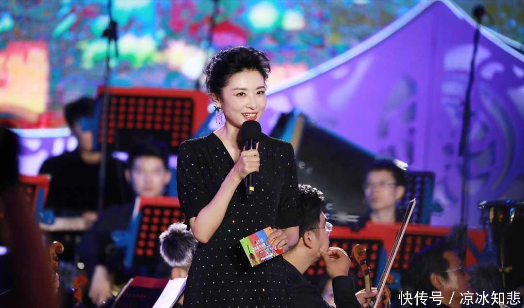 【出了她】著名主持人周涛走机场,印花衬衫配八分裤,素颜出行依然优雅大气