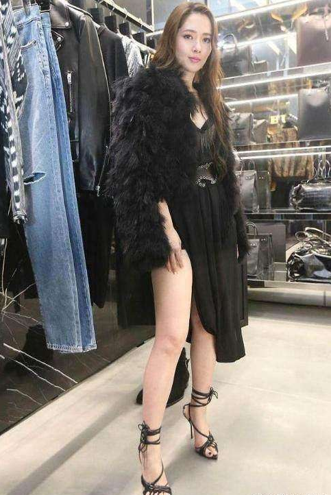 33岁郭碧婷真敢穿! 开叉裙也穿得这么性感。网友表示: 有长腿就是