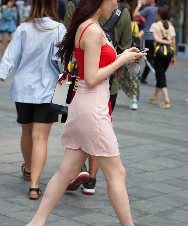  舒适■简约缎面连衣裙，舒适有气质，尽显年轻辣妈的时尚品位